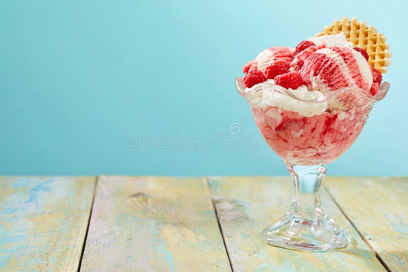 Helado artesanal sabroso de la frambuesa y de la vainilla fotografía de archivo libre de regalías Helado artesanal sabroso de la frambuesa y de la vainilla fotografía de archivo libre de regalías