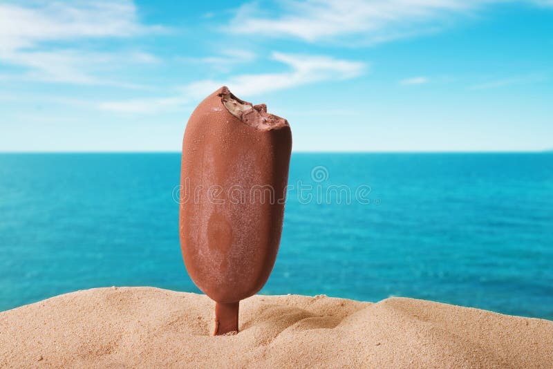 Helado clásico de chocolate imagen de archivo