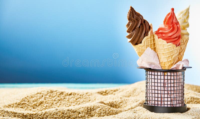 Helado colorido en conos crujientes imagen de archivo