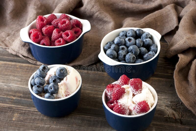 Helado, comida del verano con las frutas frescas en fondo de madera foto de archivo libre de regalías Helado, comida del verano con las frutas frescas en fondo de madera foto de archivo libre de regalías