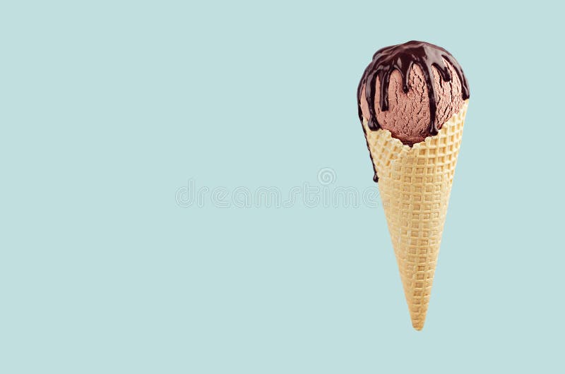Helado de Brown en cono quebradizo de la galleta con la salsa de chocolate en el fondo verde en colores pastel, falso para arriba fotografía de archivo libre de regalías Helado de Brown en cono quebradizo de la galleta con la salsa de chocolate en el fondo verde en colores pastel, falso para arriba fotografía de archivo libre de regalías