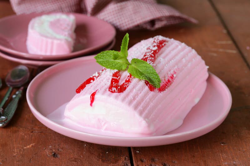 Helado del rollo de la torta de la vainilla de la fresa con la menta fotografía de archivo Helado del rollo de la torta de la vainilla de la fresa con la menta fotografía de archivo