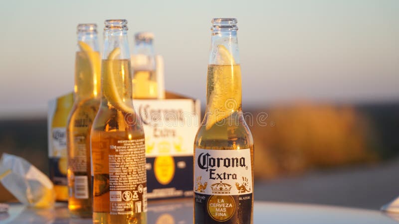 Helado Frío Corona Botella De Cerveza Tapa Por La Puesta De Sol Luz De La  Hora Dorada En Thomas Carter Lookout Cerca De Exmouth we Foto de archivo  editorial - Imagen de