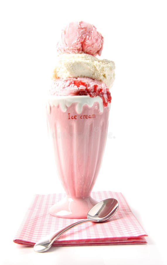 Gran sundae de fresas sobre fondo blanco imagenes de archivo