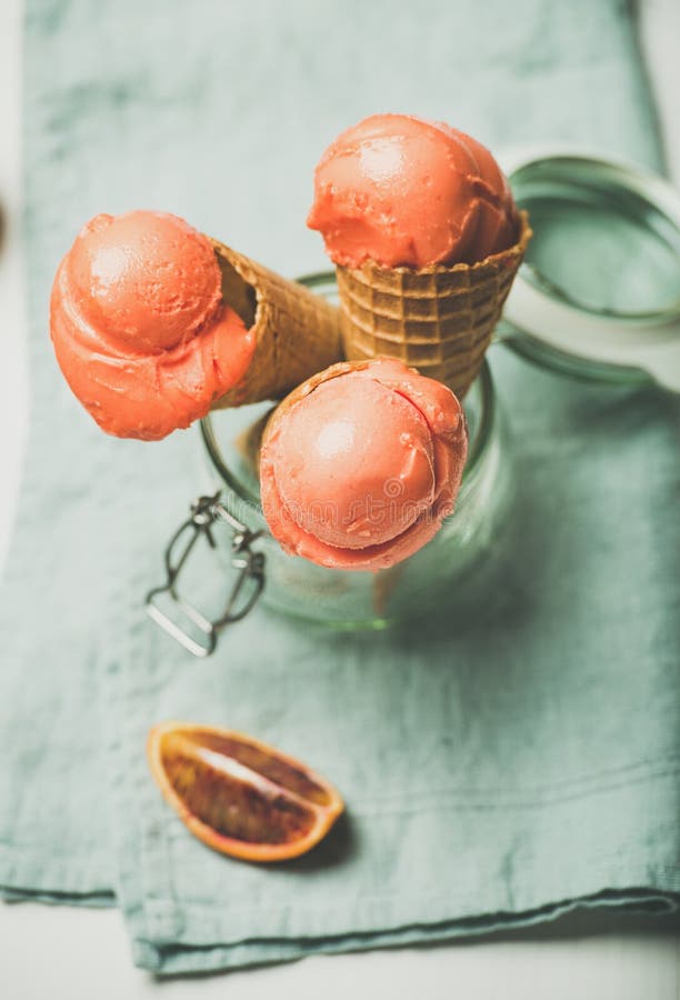 Helado o sorbete de restauración de la naranja de sangre del verano imagenes de archivo Helado o sorbete de restauración de la naranja de sangre del verano imagenes de archivo