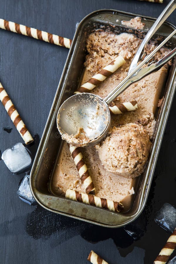 Helado o sorbete hecho en casa helado de chocolate con la cucharada rústica y imágenes de archivo libres de regalías Helado o sorbete hecho en casa helado de chocolate con la cucharada rústica y imágenes de archivo libres de regalías