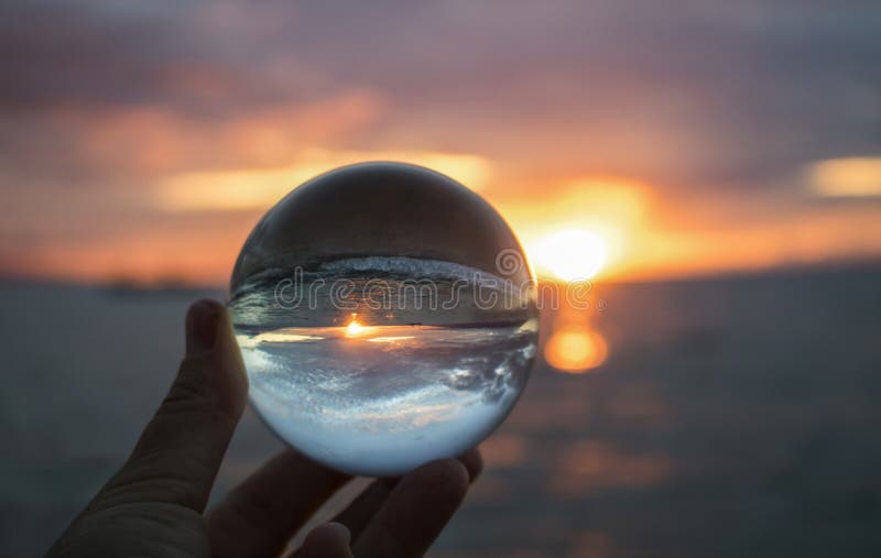 Helder die Zonsondergangzeegezicht met Boot op Horizon in Glasbedelaars wordt gevangen royalty-vrije stock afbeelding Helder die Zonsondergangzeegezicht met Boot op Horizon in Glasbedelaars wordt gevangen royalty-vrije stock afbeelding