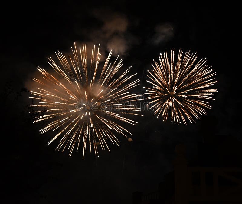 Helder groot vuurwerk in hemel royalty-vrije stock foto's Helder groot vuurwerk in hemel royalty-vrije stock foto's