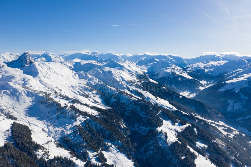 Helder panorama van bergketens met sneeuw en ijs op de bovenkanten tegen de blauwe hemel in de winter en dichte bossen royalty-vrije stock foto Helder panorama van bergketens met sneeuw en ijs op de bovenkanten tegen de blauwe hemel in de winter en dichte bossen royalty-vrije stock foto