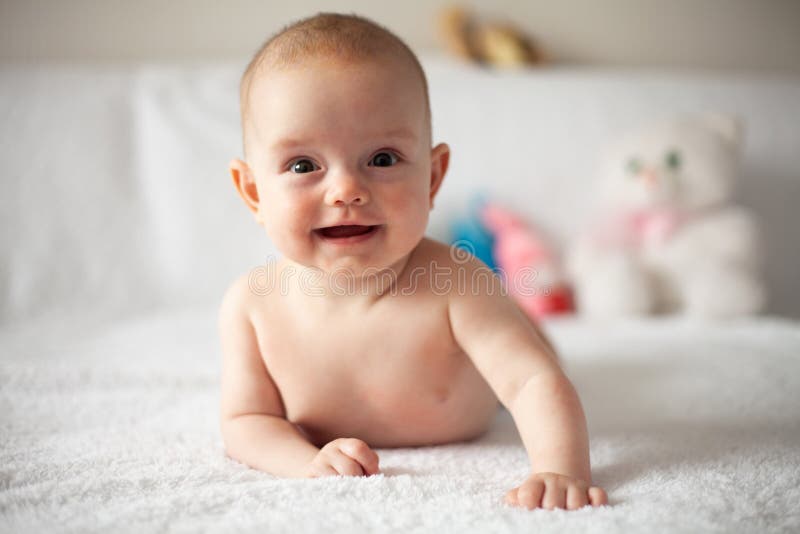 Helder portret van aanbiddelijke baby - ouderschap of liefdeconcept stock afbeeldingen Helder portret van aanbiddelijke baby - ouderschap of liefdeconcept stock afbeeldingen