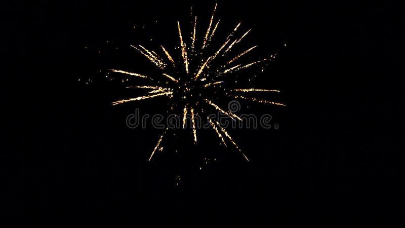 Helder steekt het kleurrijke explosieve vuurwerk omhoog de nachthemel bij de vieringen van de Nieuwjaar` s vooravond aan Gelukkig
