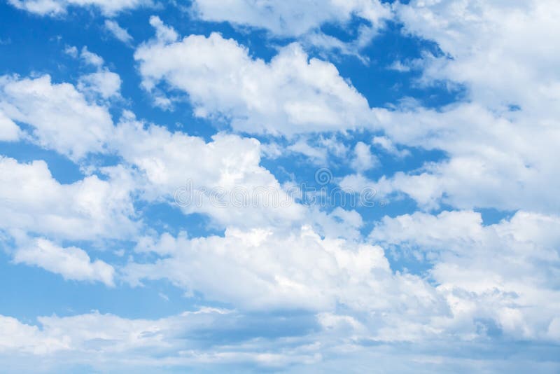 Heldere blauwe bewolkte hemeltextuur als achtergrond