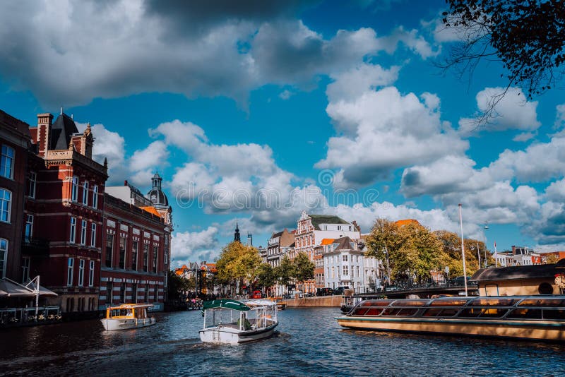 Heldere blauwe hemel en pluizige wolken over Amstel in Amsterdam Nederland, landschap van de de lenteherfst van de oriëntatiepunt royalty-vrije stock foto Heldere blauwe hemel en pluizige wolken over Amstel in Amsterdam Nederland, landschap van de de lenteherfst van de oriëntatiepunt royalty-vrije stock foto