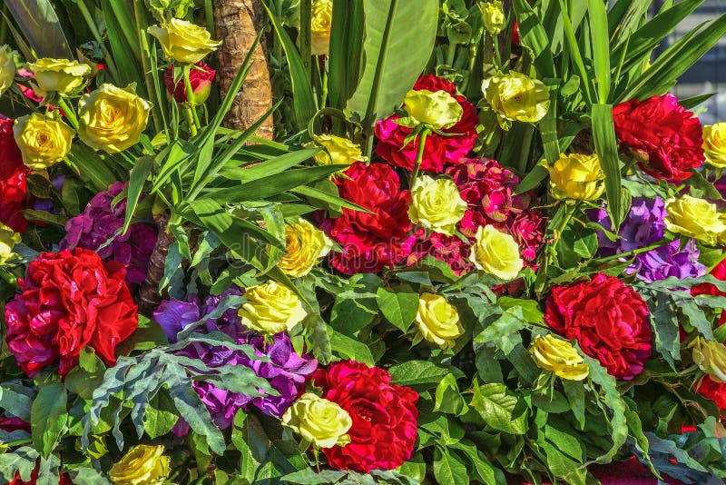Heldere blije feestelijke veelkleurige bloemenachtergrond van verschillende bloemen stock fotografie Heldere blije feestelijke veelkleurige bloemenachtergrond van verschillende bloemen stock fotografie