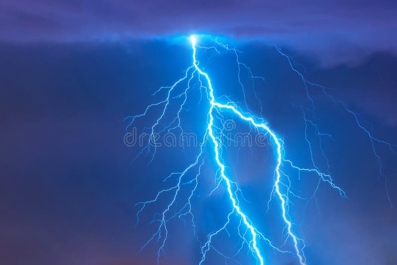 Heldere bliksemflitsstaking tijdens een nachtonweersbui in de hemel