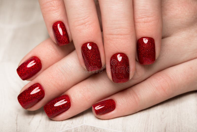 Heldere feestelijke rode manicure op vrouwelijke handen Spijkersontwerp royalty-vrije stock afbeeldingen Heldere feestelijke rode manicure op vrouwelijke handen Spijkersontwerp royalty-vrije stock afbeeldingen