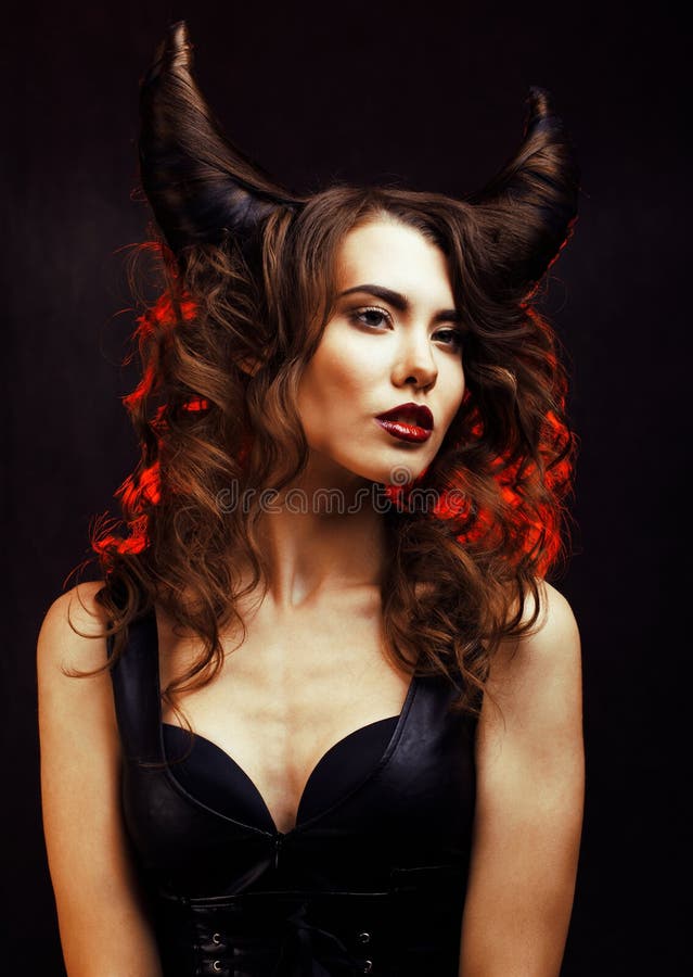 Heldere geheimzinnige vrouw met hoornhaar, Halloween-viering stock foto's Heldere geheimzinnige vrouw met hoornhaar, Halloween-viering stock foto's