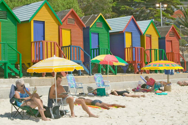 Heldere kleurpotlood-Gekleurde Strandhutten bij St James, Valse Baai op Indische Oceaan, buiten Cape Town, Zuid-Afrika stock foto's Heldere kleurpotlood-Gekleurde Strandhutten bij St James, Valse Baai op Indische Oceaan, buiten Cape Town, Zuid-Afrika stock foto's