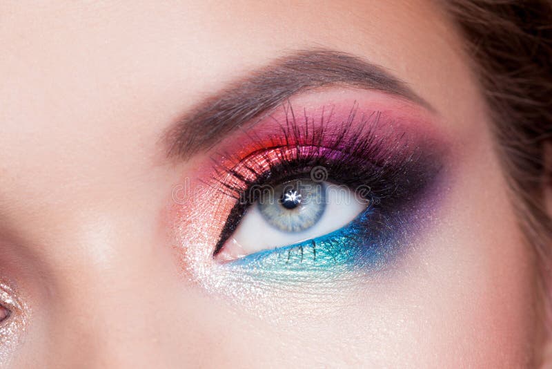 Heldere oogmake-up Roze en blauwe kleur, gekleurde oogschaduw