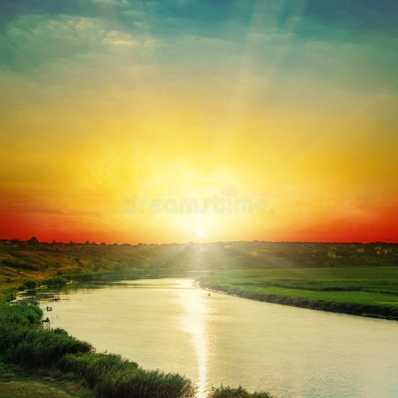 Helder oranje zonsondergang boven de rivier royalty-vrije stock foto