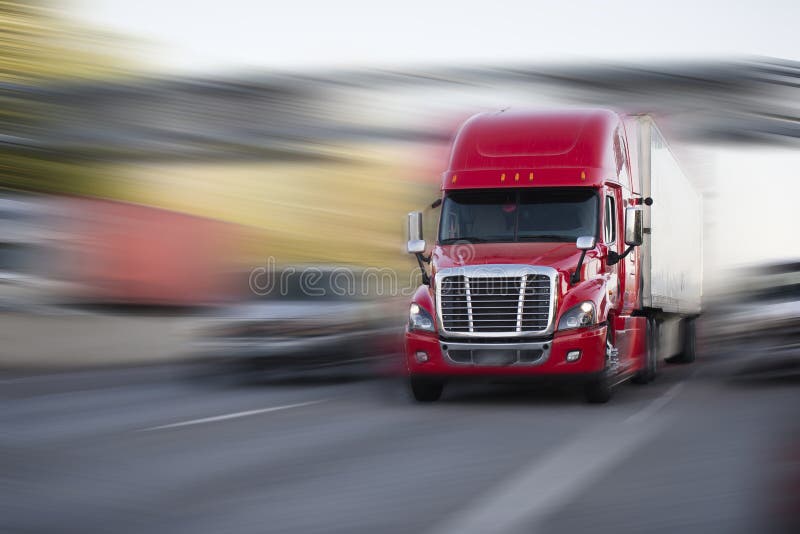 Heldere rode moderne grote installatie semi vrachtwagen met semi aanhangwagenbeweging met Heldere rode moderne grote installatie semi vrachtwagen met semi aanhangwagenbeweging met