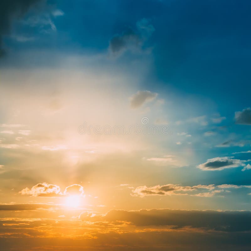 Heldere Zon, Zonsondergang, Zonsopgang Kleurrijke Blauwe, Gele Hemel royalty-vrije stock fotografie Heldere Zon, Zonsondergang, Zonsopgang Kleurrijke Blauwe, Gele Hemel royalty-vrije stock fotografie