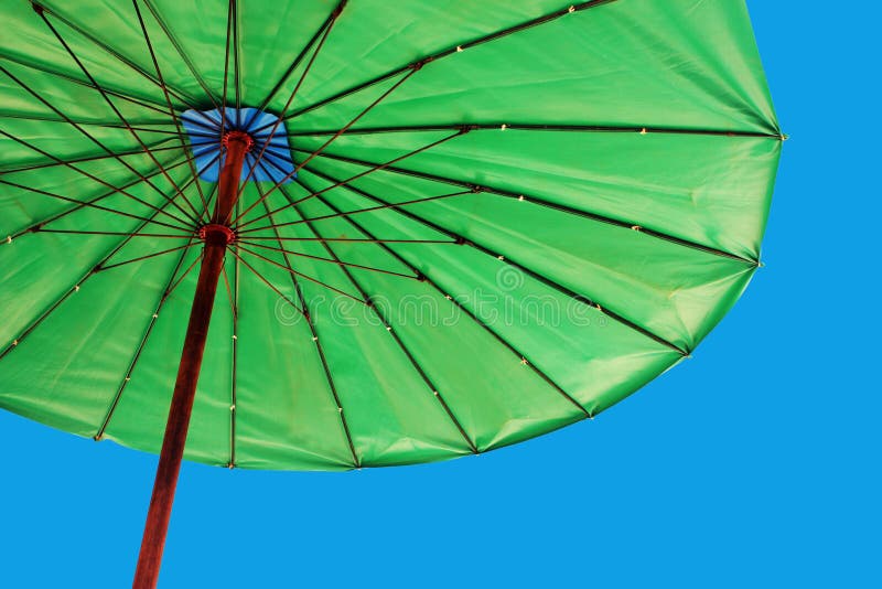 Heldergroene paraplu tegen een blauwe hemel stock foto's Heldergroene paraplu tegen een blauwe hemel stock foto's