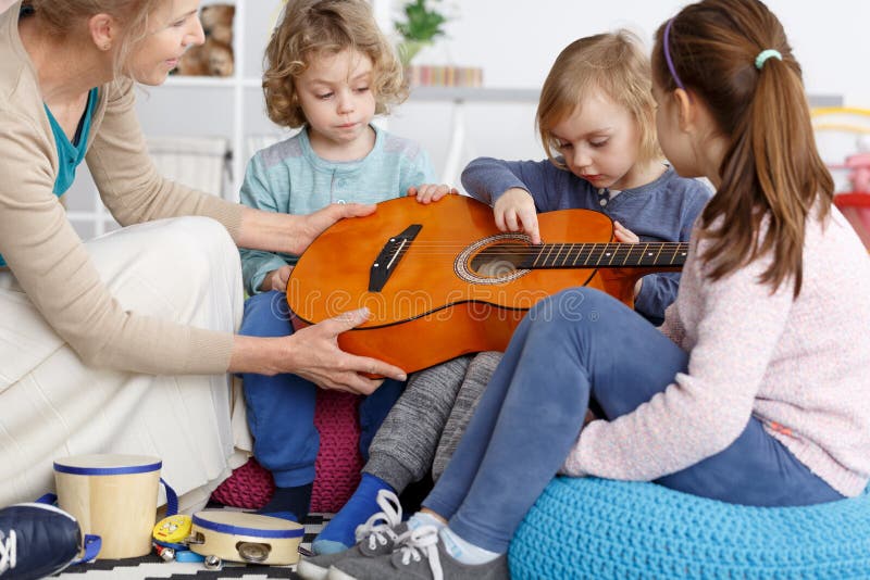 Helfen bei der Gitarre stockfotografie Helfen bei der Gitarre stockfotografie