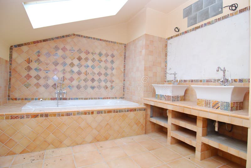 Helft-gebouwde badkamers royalty-vrije stock afbeelding Helft-gebouwde badkamers royalty-vrije stock afbeelding