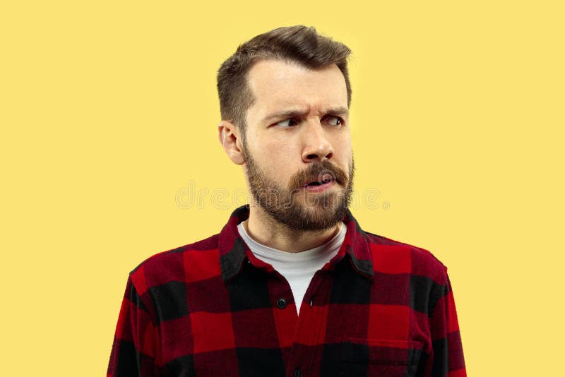 Helft-lengte dicht omhooggaand portret van de jonge mens op gele achtergrond stock fotografie Helft-lengte dicht omhooggaand portret van de jonge mens op gele achtergrond stock fotografie