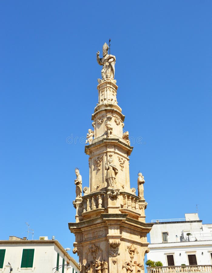 HelgonOronzo staty på barock kolonn i Ostuni, Apulia, Italien arkivbilder HelgonOronzo staty på barock kolonn i Ostuni, Apulia, Italien arkivbilder