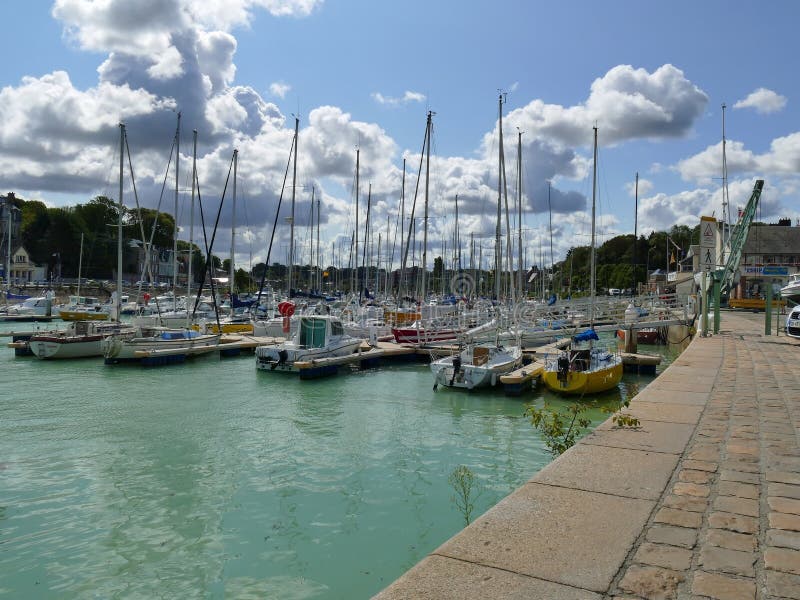 HELGONVALERY EN CAUX, FRANKRIKE - AUGUSTI 25, 2018: Den pittoreska porten av helgonValery en Caux arkivbilder HELGONVALERY EN CAUX, FRANKRIKE - AUGUSTI 25, 2018: Den pittoreska porten av helgonValery en Caux arkivbilder