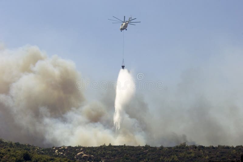 Helicopter Carrying Water To Fire Editorial Image Image 10662455