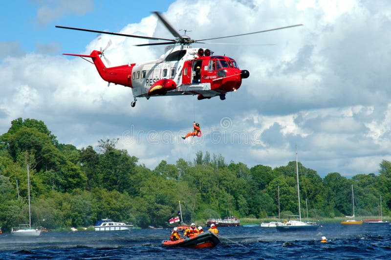 Elicottero di Soccorso, l'uomo è stato abbassato verso l'acqua, la squadra di soccorso in attesa di seguito.