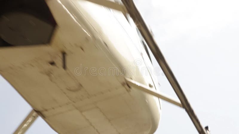 Helicóptero aterrizando en la orilla del río en una zona montañosa helicóptero de vuelo bajo en las tierras altas Ligero pequeño