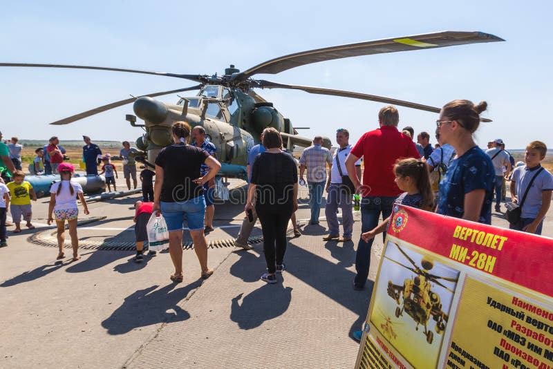 Helicóptero de ataque  “Mi-28N”  “noite Hunter” e visitantes da mostra imagens de stock royalty free Helicóptero de ataque  “Mi-28N”  “noite Hunter” e visitantes da mostra imagens de stock royalty free