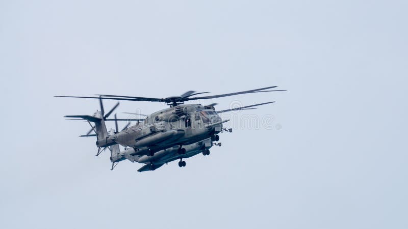 Helicópteros del transporte de la pesado-elevación del semental del mar CH-53 de los E.E.U.U. Mosca de la marina de guerra en el fotos de archivo libres de regalías Helicópteros del transporte de la pesado-elevación del semental del mar CH-53 de los E.E.U.U. Mosca de la marina de guerra en el fotos de archivo libres de regalías