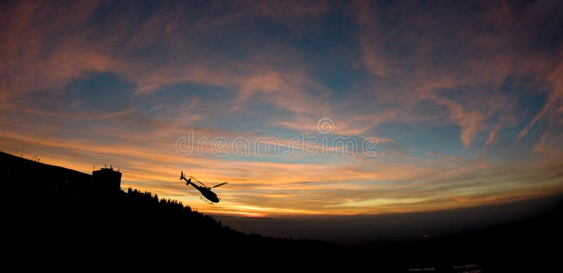 Helikopter bij zonsondergang Helikopter bij zonsondergang