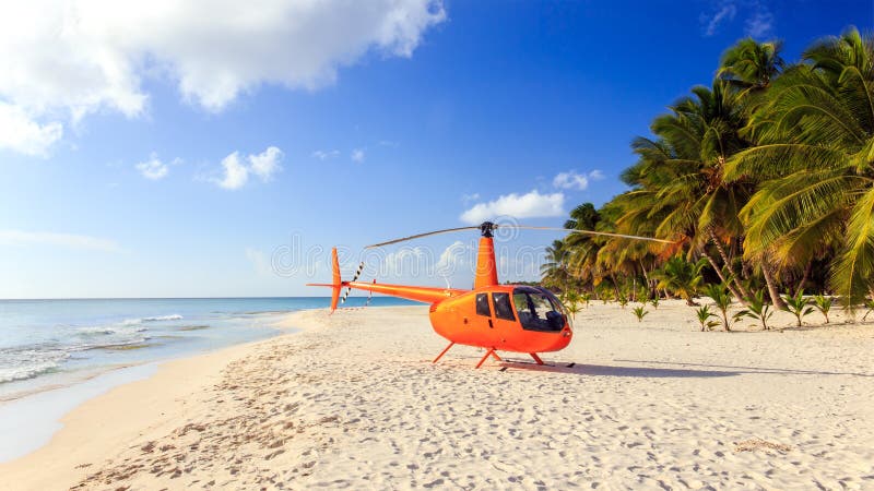 Helikopter op Caraïbisch strand royalty-vrije stock afbeelding Helikopter op Caraïbisch strand royalty-vrije stock afbeelding