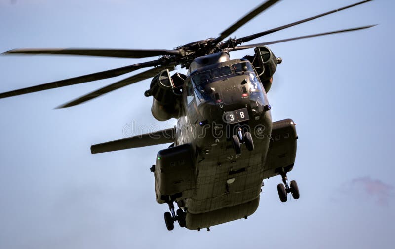 Helikopter transportowy sikorsky ch53 armii niemieckiej w locie nad fliegerhorst jagel niemcy czerwiec 13 2019