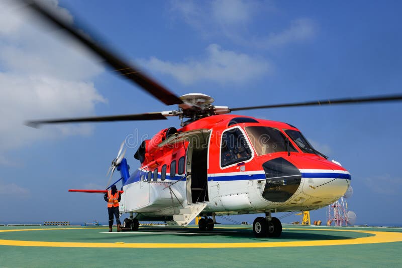 Helikoptern landar för att gå ombord passageraren på oljeplattformplatforen arkivfoto Helikoptern landar för att gå ombord passageraren på oljeplattformplatforen arkivfoto