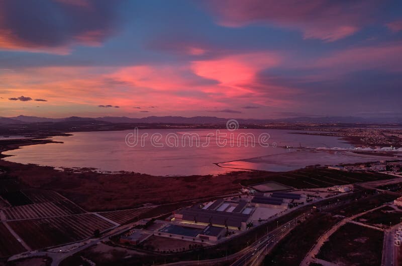 Hell bewölkt Himmel violett violett rosa Farben Sonnenuntergang über Torrevieja Salinas Blick von oben stockfoto Hell bewölkt Himmel violett violett rosa Farben Sonnenuntergang über Torrevieja Salinas Blick von oben stockfoto