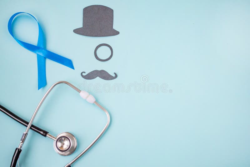 Hellblaue Bänder mit schwarzem Schnurrbart, Hut und Stethoskop auf blauem Hintergrund, Sensibilisierung für Prostatakrebs, stockbild Hellblaue Bänder mit schwarzem Schnurrbart, Hut und Stethoskop auf blauem Hintergrund, Sensibilisierung für Prostatakrebs, stockbild