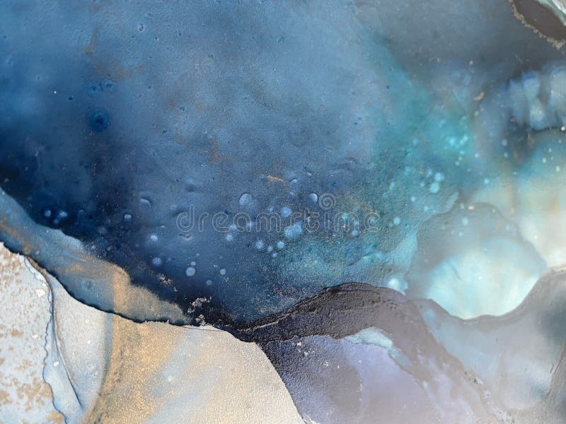 Hellblaues und dunkelblaues abstraktes backgroud machte mit Alkoholtinte und Goldpigment lizenzfreie stockbilder
