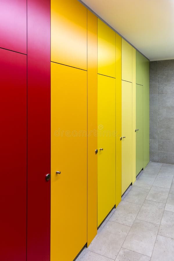 Helle farbige Türen in der öffentlichen Toilette im Mall lizenzfreie stockbilder Helle farbige Türen in der öffentlichen Toilette im Mall lizenzfreie stockbilder