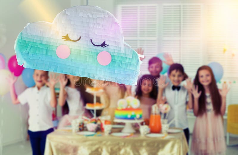 Helle festliche Pinata hängen drinnen bei der Geburtstagsfeier stockfoto
