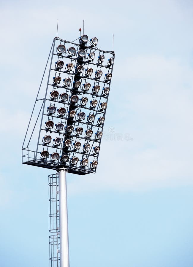Helle große hohe Stadionsscheinwerfer im Freien stockfotos Helle große hohe Stadionsscheinwerfer im Freien stockfotos