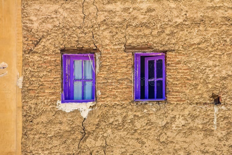 Helle purpurrote Fenster auf einer alten Fassade im Fes Medina stockbild Helle purpurrote Fenster auf einer alten Fassade im Fes Medina stockbild