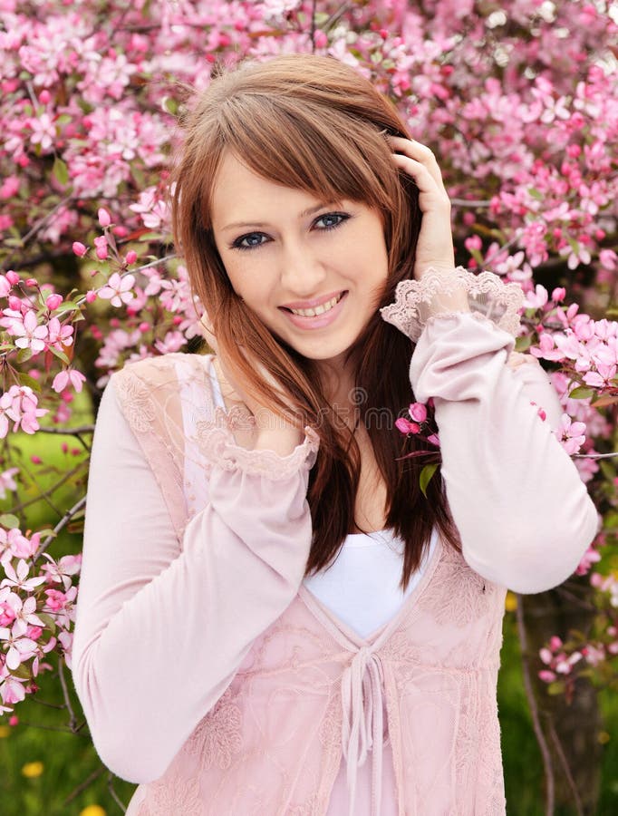 Helle rosa Blumen in den Händen des Mädchens stockfotos Helle rosa Blumen in den Händen des Mädchens stockfotos