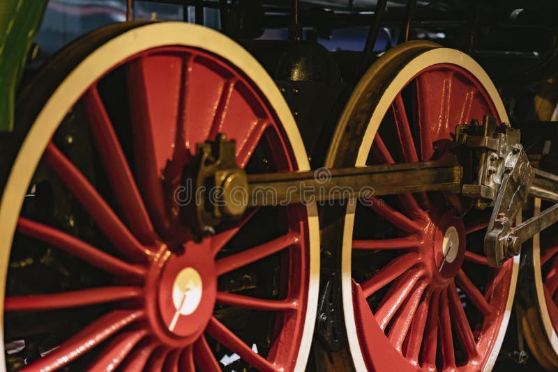 Helle rote Räder der alten Lokomotive auf Eisenbahnlinienahaufnahme Absract-Weinlesehintergrund stockbilder Helle rote Räder der alten Lokomotive auf Eisenbahnlinienahaufnahme Absract-Weinlesehintergrund stockbilder